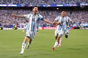 Messi lập hat-trick, Argentina đại thắng Algeria