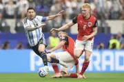 Messi tuổi 39: Biến sân cỏ thành rạp xiếc với trái bóng như chú chó ngoan