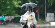 Miền Bắc mưa dông liên tiếp, miền Trung nắng nóng gay gắt
