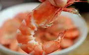 Mẹo luộc tôm đẹp thơm ngọt tự nhiên với hành gừng