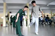 Máy quét kiểm tra chân tóc thí sinh dự thi các trường quân đội