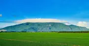 Mây trắng 'đội nón' cho núi Cô Tô, báo hiệu mùa săn mây đẹp nhất vùng Bảy Núi