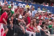 Nữ CĐV Canada đánh rơi điện thoại khi làm 'sóng người' ở World Cup