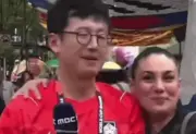 Nữ CĐV Mexico hôn phóng viên Hàn Quốc khi đang tường thuật trực tiếp World Cup