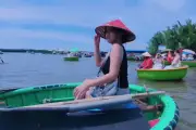 Nữ du khách bất ngờ với động tác nhập vai của người lái thúng ở rừng dừa