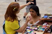 Nữ họa sĩ vẽ mặt giúp cổ động viên Brazil tiếp lửa World Cup