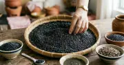 Ăn mè đen có thực sự giúp làm chậm bạc tóc? Bác sĩ giải đáp