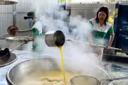 Nữ quản lý khách sạn bỏ nghề về quê nấu mật mía xuất khẩu ra thế giới