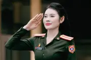 Nữ quân nhân Lào gây sốt với màn hát dân ca Việt Nam 'Bèo dạt mây trôi'