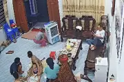 Nữ sinh mặc tạp dề chạy về nhà khóc nức nở báo tin đỗ lớp 10