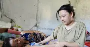 Nữ sinh nghèo Quảng Trị 12 năm chăm mẹ liệt giường ước mơ được tiếp tục học