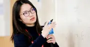 Nữ thần đồng 16 tuổi đỗ đại học nay thành giáo sư 35 tuổi, giải bài toán 100 năm
