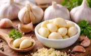 Ăn tỏi sống mỗi ngày phòng ung thư, người đàn ông 63 tuổi bất ngờ mắc ung thư dạ dày