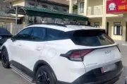 Nữ tài xế đỗ ô tô khóa cổng trung tâm trợ giúp pháp lý giờ làm việc