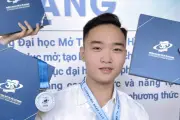 Nam sinh thủ khoa vừa học vừa làm, nhận học bổng 4 năm nhờ xin 'học ké'