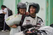 Nam sinh viên tặng hoa cho người bạn thi lại THPT để chuyển trường Y