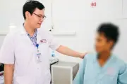 Nam thanh niên bị cành cây đâm xuyên bụng, chấn thương gan nặng