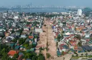 Đường dẫn lên cầu Tứ Liên dần lộ diện sau khi bàn giao mặt bằng