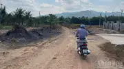 Đường dẫn đập Tân Hà xuống cấp nghiêm trọng, dân chịu cảnh mất an toàn và hao hụt nông sản