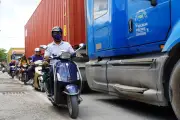 Đường hẹp, xe container chạy ào ạt, người dân bất an