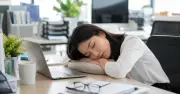 Ngủ ngay sau khi ăn trưa: Lợi hay hại? Chuyên gia giải đáp