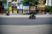 Đường Nguyễn Trãi thảm nhựa xong, người dân bớt khổ sở đi lại