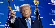 Ông Trump cảnh báo Iran 'sẽ không còn tồn tại' nếu tiếp tục tấn công tàu