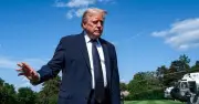 Ông Trump đe dọa thâu tóm eo biển Hormuz nếu Iran không thỏa thuận