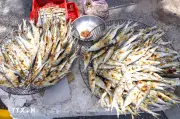 Nghề bán cá trích nướng của phụ nữ ven biển Quảng Trị