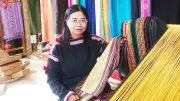 Nghệ nhân Bya Hoa khôi phục hoa văn thổ cẩm Mnông bằng tơ tằm