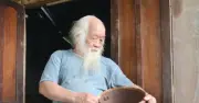 Nghệ nhân Hồ Văn Dinh lưu giữ văn hóa Ca Dong giữa đại ngàn