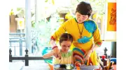 Nghệ nhân Nguyễn Thị Bình phục dựng tranh dân gian Kim Hoàng từ đống tro tàn