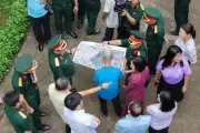 Người dân chỉ vị trí chôn cất liệt sĩ năm 1968 tại công viên TPHCM