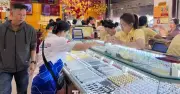 Người dân chán vàng? Sức mua trầm lắng dù giá giảm hơn 50 triệu đồng/lượng
