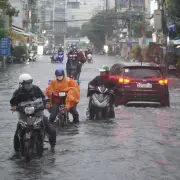 Người dân chật vật dắt xe sau trận mưa lớn ở TP.HCM