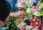 Người dân Hà Nội nhộn nhịp mua sắm ngày Tết Đoan Ngọ