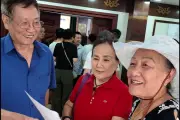 Người dân Hà Nội vui mừng nhận sổ đỏ nhà ở mới sau khi nhường đất xây cầu