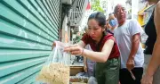 Người dân Hà Nội đổ xô đi chợ mua sắm Tết Đoan Ngọ