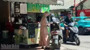 Người dân Hà Nội xoay xở chống nắng nóng đỉnh điểm