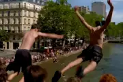 Người dân Paris nhảy cầu giải nhiệt bất chấp cảnh sát nghiêm cấm
