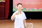 Người dân phường Phú Thượng phấn khởi bốc thăm nhà tái định cư
