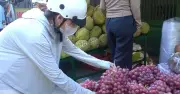 Người dân TP.HCM dậy sớm mua sắm lễ vật cúng Tết Đoan Ngọ