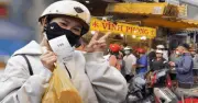 Người dân TP.HCM xếp hàng dài mua vịt quay ngày Tết Đoan Ngọ