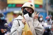 Người dân TP.HCM xếp hàng mua vịt quay cúng Tết Đoan Ngọ