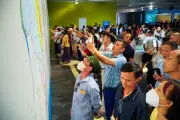 Người dân xếp hàng chờ xem triển lãm quy hoạch Thủ đô