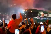 Người hâm mộ bắn pháo hoa chào đón đội tuyển Mexico
