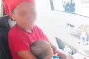 Người mẹ đưa hai con nhỏ đi bộ giữa nắng nóng đã lên taxi về quê