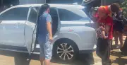 Người mẹ đi bộ cùng hai con nhỏ dừng hành trình, trở về Hà Nội