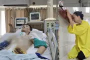Người mẹ nghèo khóc cạn nước mắt khi con trai gặp nạn nguy kịch