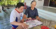 Người mẹ nuôi con mắc hội chứng Down ở Quảng Trị nhận quà bạn đọc